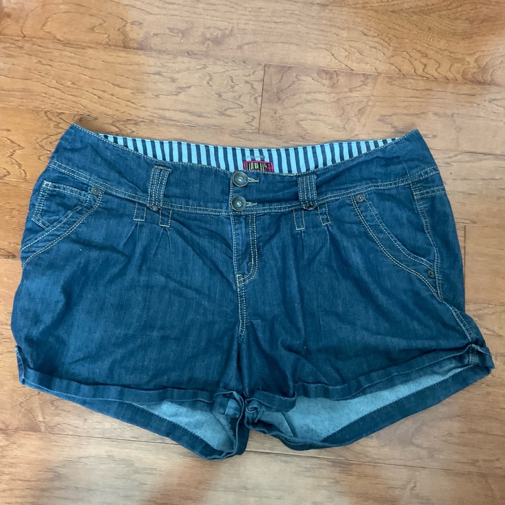 Torrid Dark Wash Double Button Denim Shorts Size 20 Spring Summer Basic